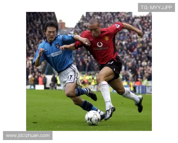 足球明星热情欢迎新伙伴展现团结与友谊的精神