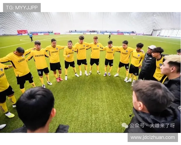 足球明星身着各自队服激情对抗展现球场风采与团队精神